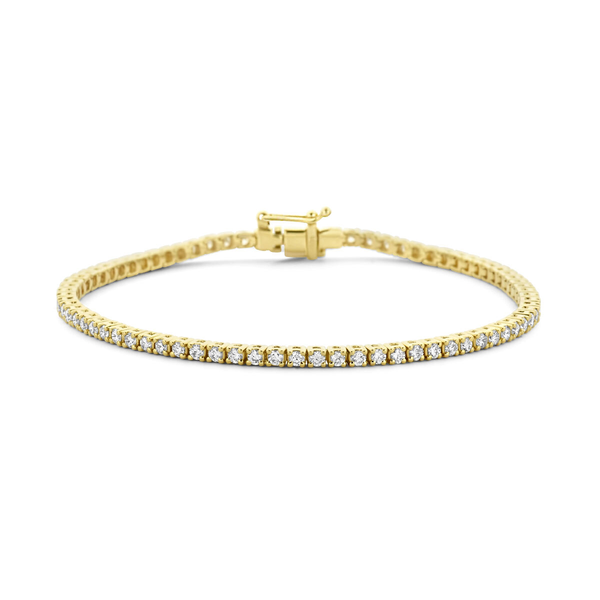 14k Geelgouden tennisarmband uitgevoerd met schitterende lab grown diamanten. De tennisarmband heeft een draaglengte van 17.5cm en een schakelbreedte van 2.3mm. Het diamantgewicht is 2.00ct. Lab grown diamanten zijn diamanten die ontstaan in een laboratorium. Onder extreem hoge druk en temperatuur wordt het natuurlijk ontstaansproces nagebootst met als eindresultaat een diamant met dezelfde chemische eigenschappen maar met een andere oorsprong.