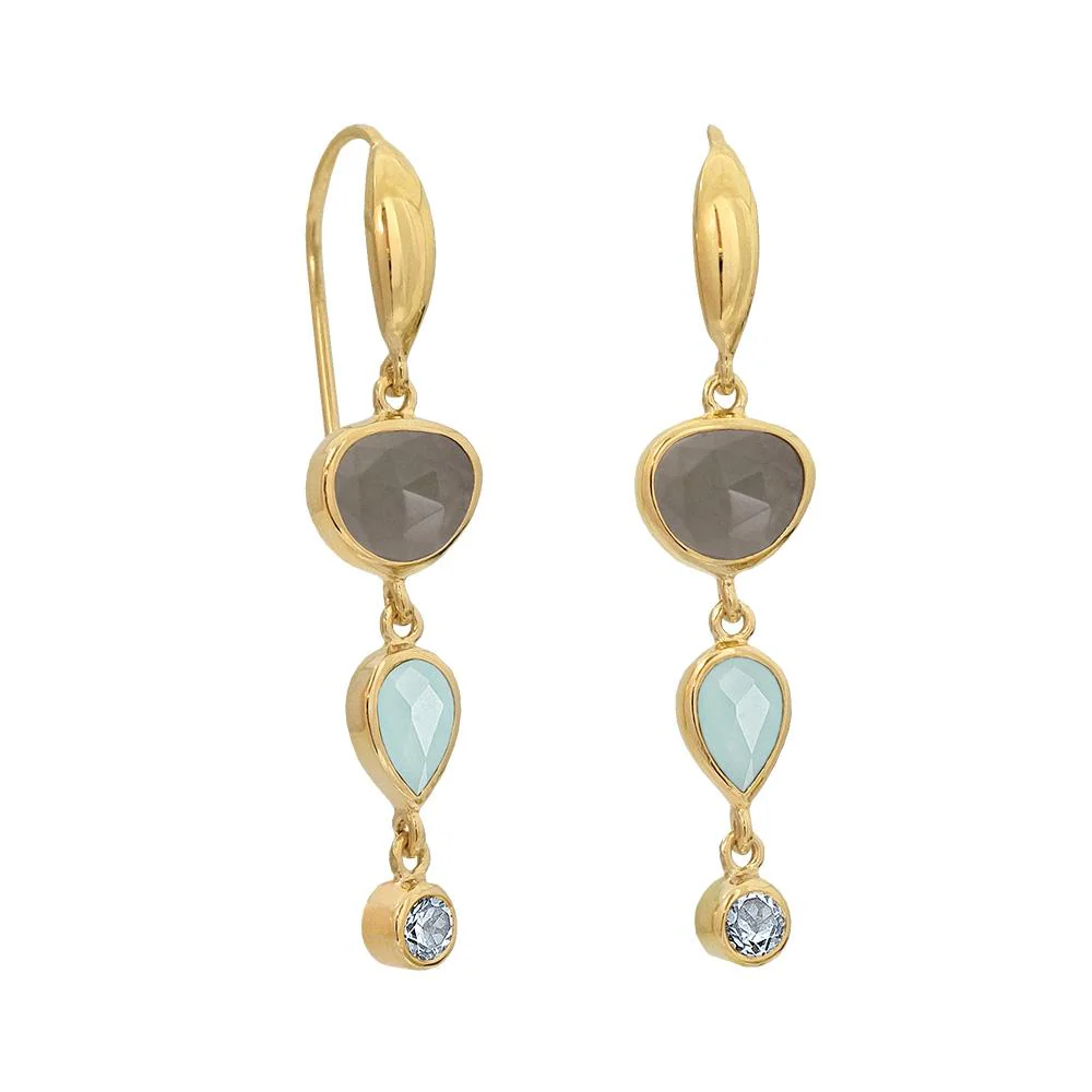Deze vergulde oorbellen zijn beide versierd met een 7 x 6 mm roosgeslepen grijze maansteen, een 6 x 4 mm chalcedoon en een 2,5 mm gefacetteerde blauwe topaas. De lengte van de oorbellen is +/- 2,5 mm.