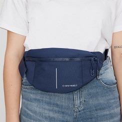 Productomschrijving
Valor - Brooklyn Waistbag
De Valor Brooklyn Waistbag van New Rebels is een compacte en stijlvolle heuptas die perfect is voor onderweg. Dankzij het waterafstotende 900D PU polyester is je persoonlijke eigendom goed beschermd tegen regen en spatwater. Met een strak design in navyblauw en meerdere vakken biedt deze tas ruimte voor je essentials zoals telefoon, sleutels en portemonnee – ideaal voor festivals, reizen of dagelijks gebruik.

Omschrijving
Valor - Brooklyn Waistbag
Kleur
Navy
Kleurcode
02
land van origin
CN
Maat
36x8x15cm
Materiaal
100% 900D PU Polyester water resistant

