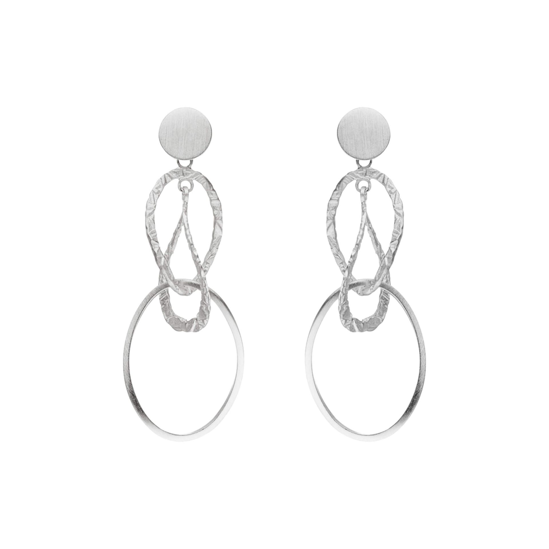 Tezer is ge&iuml;nspireerd door de rechte lijnen en vormen van zilver en goud, die worden gecombineerd, gecombineerd en gevormd om hun rigide geometrie te doorbreken. De sieraden worden met de hand gemaakt in kleine oplages, waardoor elk stuk zijn eigen karakter heeft. Het resultaat is een collectie van vrouwelijke sieraden die elegantie en eenvoud uitstralen, perfect voor de moderne vrouw die houdt van ingewikkelde, maar opvallende accessoires.