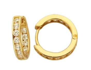 Deze prachtige gouden creolen met zirkonia, zijn een schitterende toevoeging aan elke sieradencollectie. Perfect voor zowel dagelijks gebruik als speciale gelegenheden, ze voegen een vleugje elegantie toe aan elke outfit. Combineer ze met een formele jurk of casual ensemble voor een verfijnde look. Een must-have voor elke sieradenliefhebber!