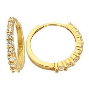 De Gouden oorringen model T5-E-HG-18-CZ zijn stijlvolle creolen verrijkt met stralende zirkonia's. Deze elegante sieraden stralen luxe uit en zijn perfect voor zowel dagelijks gebruik als speciale gelegenheden. Draag ze met opgestoken haar om hun schittering te benadrukken. Ideaal voor iedereen die een vleugje glamour aan zijn look wil toevoegen.