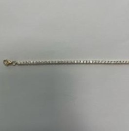 Deze Gouden Tennis armband, modelnummer T17-B-SB-23, is een elegante sieraad in de categorie "JEWEL", specifiek een "BRACELET". De armband van 19 cm is versierd met schitterende zirkonia's die elke outfit verfraaien. Draag deze armband solo of in combinatie met andere armbanden voor een verfijnde en chique look. Een must-have voor elke sieradencollectie!
