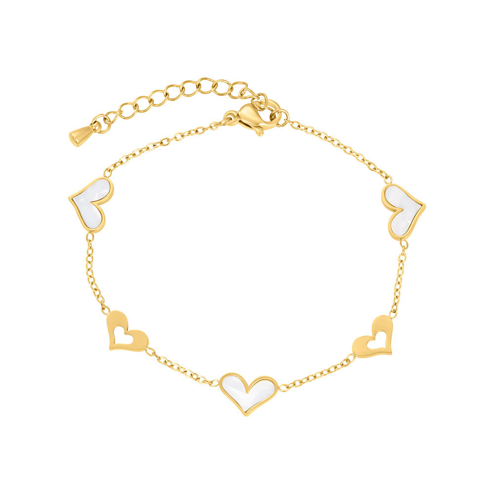 De "Bracelet In Love goud hartjes" met modelnummer B0041499001 is een elegante armband, vervaardigd uit roestvrij staal en heeft een goudkleurige uitstraling. Het is 19 cm lang en behoort tot de categorie sieraden. Draag het op een ontspannen manier om je pols voor een stijlvolle toevoeging aan elke outfit. Perfect voor dagelijkse elegantie.