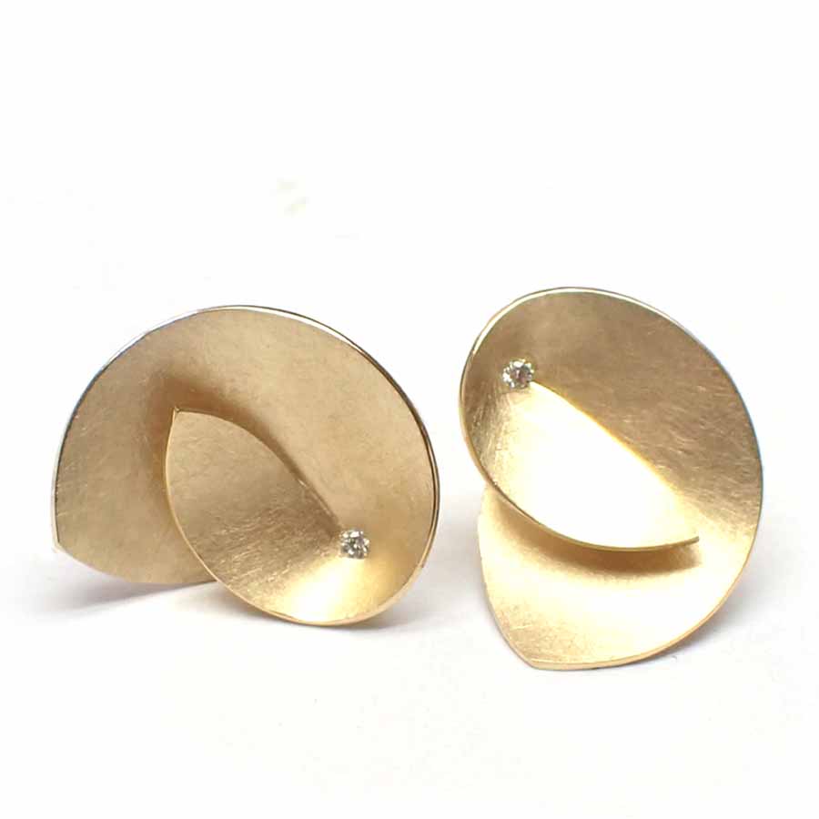Triton
18krt geelgouden oorstekers met 0.02crt diamant