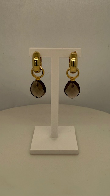 De 14krt geelgouden oorbedels met rookkwarts, modelnummer, zijn elegante oorbellen in de categorie juwelen. Deze hoepeloorbellen geven een verfijnde look aan elke outfit. Draag ze met opgestoken haar voor een stijlvolle uitstraling, waardoor de rookkwarts mooi kan schitteren. Perfect voor zowel dagelijkse als chique gelegenheden.