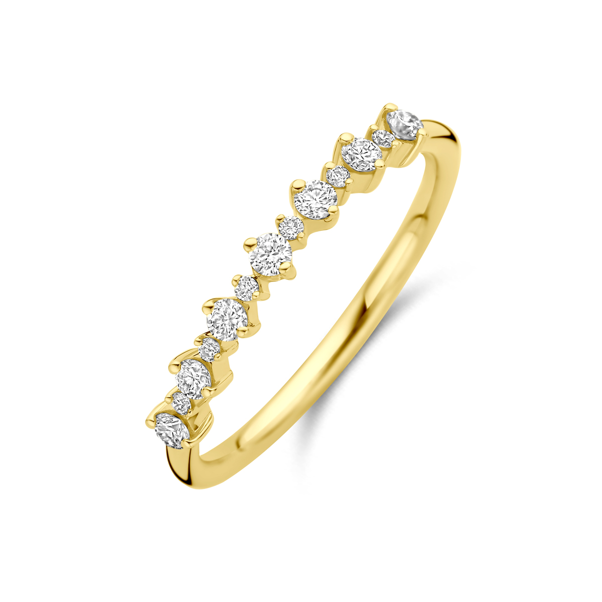 14k Geelgouden ring uitgevoerd met lab grown diamant. De ring heeft een breedte van 2.5mm. Het totale diamantgewicht is 0.23ct. Lab grown diamanten zijn diamanten die ontstaan in een laboratorium. Onder extreem hoge druk en temperatuur wordt het natuurlijk ontstaansproces nagebootst met als eindresultaat een diamant met dezelfde chemische eigenschappen maar met een andere oorsprong.
