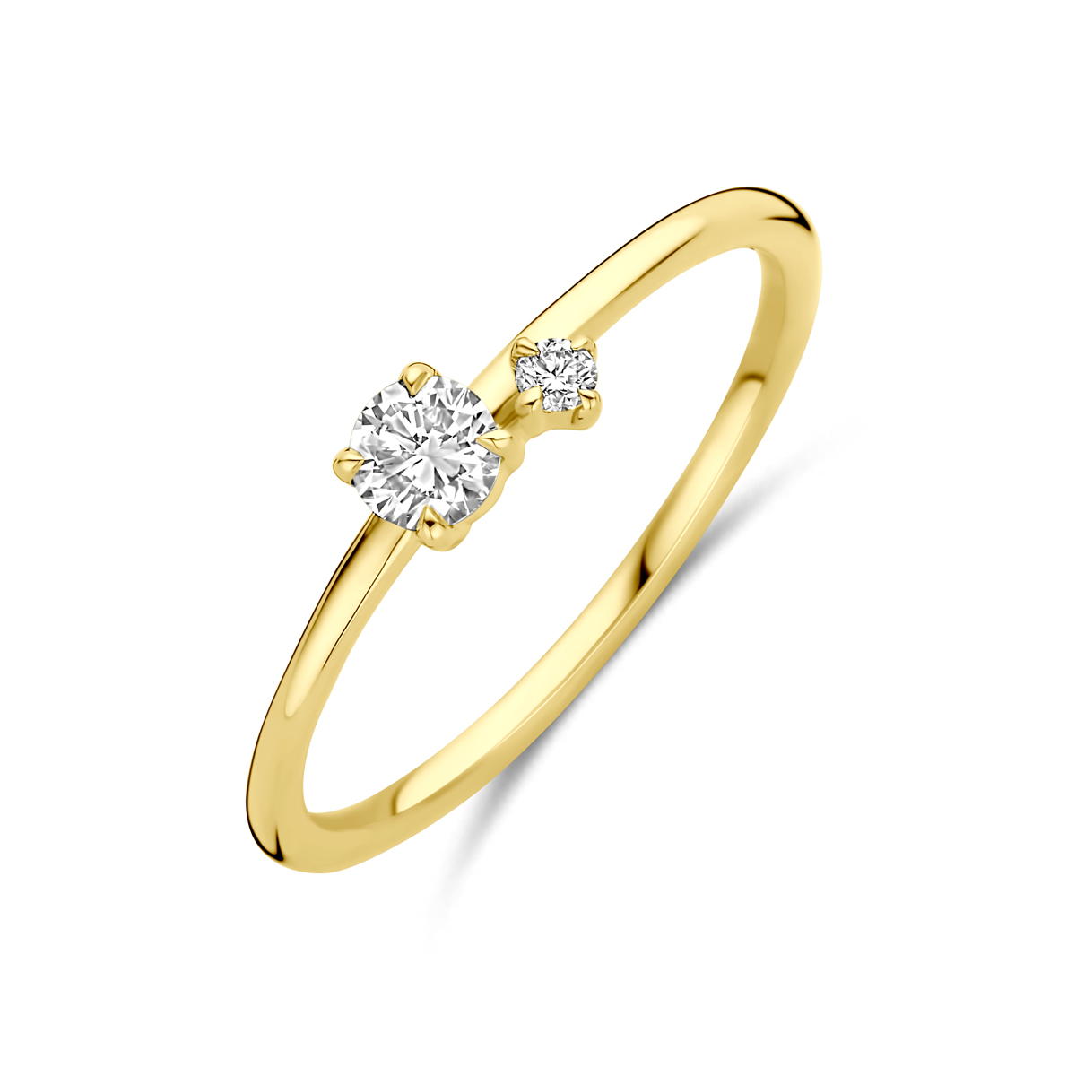 14k Geelgouden ring uitgevoerd met lab grown diamant. De ring heeft een breedte van 4.5mm. Het totale diamantgewicht is 0.20ct. Lab grown diamanten zijn diamanten die ontstaan in een laboratorium. Onder extreem hoge druk en temperatuur wordt het natuurlijk ontstaansproces nagebootst met als eindresultaat een diamant met dezelfde chemische eigenschappen maar met een andere oorsprong.