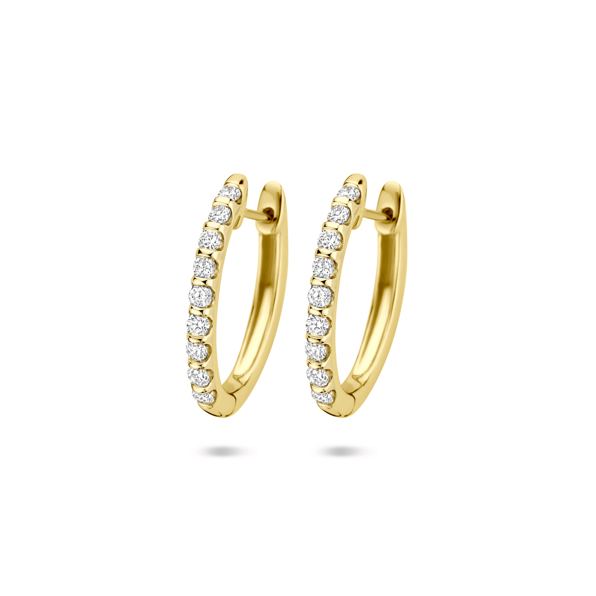 14k Geelgouden klapoorringen uitgevoerd met lab grown diamant. De klapoorringen hebben een afmeting van 19.5x2.0mm. Het totale diamantgewicht is 0.25ct. Lab grown diamanten zijn diamanten die ontstaan in een laboratorium. Onder extreem hoge druk en temperatuur wordt het natuurlijk ontstaansproces nagebootst met als eindresultaat een diamant met dezelfde chemische eigenschappen maar met een andere oorsprong.