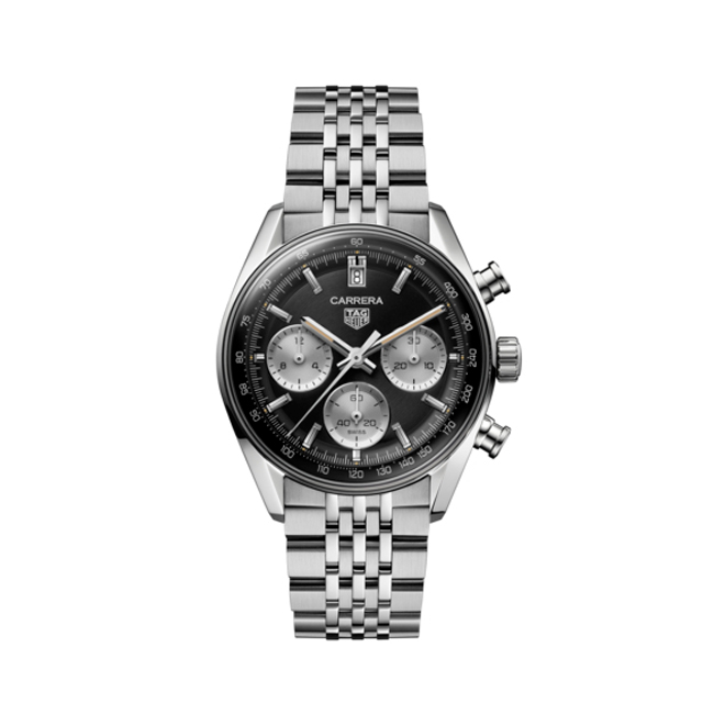 Dit TAG Heuer horloge behoort tot de Carrera collectie.
Referentienummer: CBS2210.BA0048

Omarm de wedergeboorte van een legende met de TAG Heuer Carrera Chronograaf in 39 mm. Dit opvallende horloge, een eerbetoon aan de iconische 'Panda'-look van de gewilde Heuer 7753 SN, combineert klassieke allure met een opvallend glazen design voor een nieuw tijdperk van race- en erfgoedliefhebbers.
De emblematische bi-compax ‘Panda’-indeling – een combinatie van een zilveren sunray-geborstelde wijzerplaat met twee zwarte ‘azuré’-subwijzerplaten – biedt optimale leesbaarheid dankzij de gebogen flange en de contrasterende elementen van de wijzerplaat.
Ervaar verbeterde ergonomie met de bezel-loze kast en het gewelfde saffierglas, een technisch wonder dat Jack Heuer's visie op afleesbaarheid belichaamt.
De nieuw leven ingeblazen Heuer-stalen band met zeven rijen rijstkorrels, voor het eerst gecombineerd op een TAG Heuer Carrera 39 mm glassbox-model, biedt een naadloze combinatie van veelzijdigheid en tijdloze stijl.

Uw TAG Heuer is 24 maanden na aankoop beschermd onder fabricagegarantie. Door het horloge te registreren op MyTAGHeuer kunt u deze garantieperiode met nog eens 3 extra jaar verlengen!
