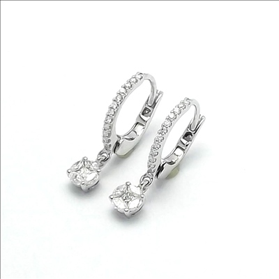 De Ponte Vecchio oorhangers zijn luxueuze creolen in witgoud, bezet met diamanten van 0.43 karaat. Perfect voor een elegante en verfijnde uitstraling, geschikt voor zowel formele evenementen als een avondje uit. Combineer ze met een chique outfit voor een vleugje glamour en verfijning die elke look compleet maakt.
