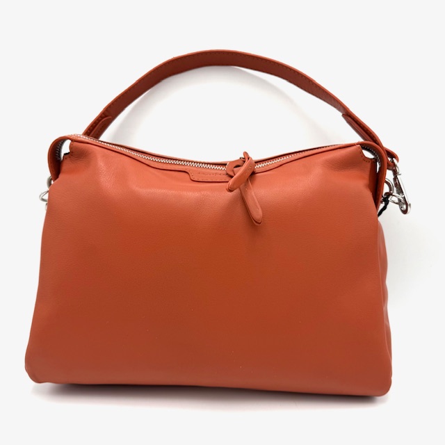 Productomschrijving
Stijlvolle Dames Tas – Italiaans Design
Deze elegante damestas is de perfecte combinatie van mode en functionaliteit. Ontworpen in Italiaanse stijl en gemaakt voor dagelijks gebruik, beschikt de tas over een afneembare korte schouderband en een lange, verstelbare schouderriem voor verschillende draagopties. De tas heeft een handig ritsvak aan de achterkant en een overzichtelijk interieur met twee steekvakken en een extra ritsvak. Een veelzijdige en modieuze accessoire die past bij elke outfit.

Kenmerken:

Afneembare korte schouderband
Verstelbare en afneembare lange schouderriem
Ritsvak aan de achterkant
Binnenzijde met twee steekvakken en één ritsvak
Elegant en tijdloos Italiaans design
Ideaal voor dagelijks gebruik of een avondje uit

Afmetingen:
hoogte 24cm
breed 30cm 
diep 10cm