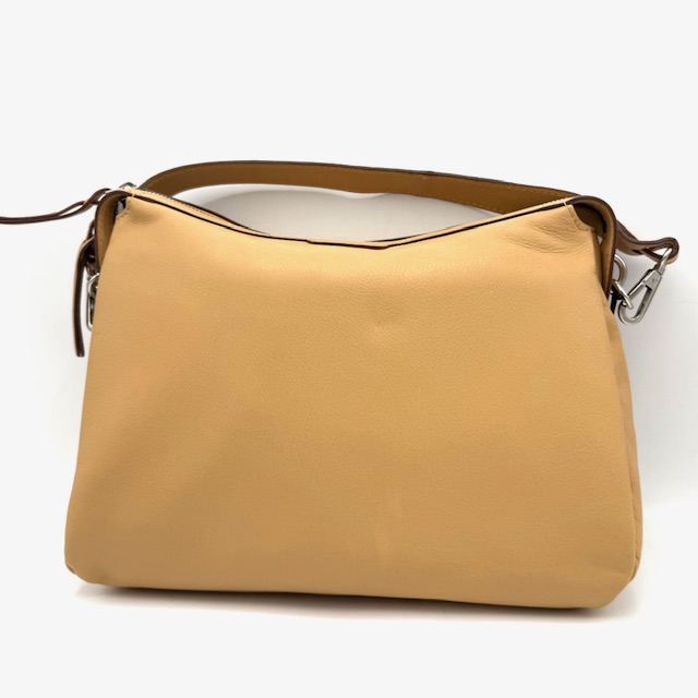 Productomschrijving
Stijlvolle Dames Tas – Italiaans Design
Deze elegante damestas is de perfecte combinatie van mode en functionaliteit. Ontworpen in Italiaanse stijl en gemaakt voor dagelijks gebruik, beschikt de tas over een afneembare korte schouderband en een lange, verstelbare schouderriem voor verschillende draagopties. De tas heeft een handig ritsvak aan de achterkant en een overzichtelijk interieur met twee steekvakken en een extra ritsvak. Een veelzijdige en modieuze accessoire die past bij elke outfit.

Kenmerken:

Afneembare korte schouderband
Verstelbare en afneembare lange schouderriem
Ritsvak aan de achterkant
Binnenzijde met twee steekvakken en één ritsvak
Elegant en tijdloos Italiaans design
Ideaal voor dagelijks gebruik of een avondje uit

Afmetingen:
hoogte 24cm
breed 30cm 
diep 10cm