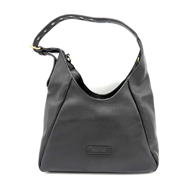 Productomschrijving
Luxe Dames Schoudertas van Soepel Rundleer – Italiaans Design
Deze elegante damestas is vervaardigd van hoogwaardig, soepel rundleer en straalt pure klasse uit. Het stijlvolle Italiaanse design wordt gecombineerd met praktische functionaliteit. De tas heeft een verstelbare korte schouderband en een afneembare, lange verstelbare schouderriem, zodat je haar kunt dragen zoals jij dat wilt. Aan de achterkant bevindt zich een handig ritsvak, terwijl de binnenkant is voorzien van een steekvak en een ritsvak om je essentials georganiseerd te houden.

Compact van formaat maar ruim van binnen – perfect voor dagelijks gebruik of een avondje uit.

Kenmerken:

Vervaardigd van soepel en duurzaam rundleer
Verstelbare korte schouderband
Afneembare en verstelbare lange schouderriem
Ritsvak aan de achterzijde
Binnenzijde met een steekvak en een ritsvak
Elegant Italiaans design
Afmetingen: H 17 cm x B 26 cm x D 13 cm
Ideaal voor dagelijks gebruik met een stijlvolle uitstraling