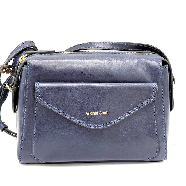 
GC Crossbody Jeans – Model 2519403033
Voeg een stijlvolle en functionele touch toe aan je dagelijkse outfit met deze modieuze Italiaanse crossbodytas van GC. Gemaakt van jeansstof en afgewerkt met goudkleurige fournituren, straalt deze tas zowel elegantie als casual flair uit.

De tas is voorzien van een praktisch voorvak, een ritsvak aan de achterkant en een hoofdvak met toprits. Binnenin vind je nog een ritsvak en een handig steekvak om je essentials georganiseerd te houden. Dankzij de verstelbare schouderriem draag je de tas comfortabel schuin over je lichaam – ideaal voor een actieve dag waarop je je handen vrij wilt houden.

Kenmerken:

Modelnummer: 2519403033

Italiaans design

Goudkleurige fournituren

Voorvak + achtervak met rits

Hoofdvak met toprits

Binnenritsvak en steekvak

Verstelbare schouderriem

Perfect voor dagelijks gebruik

Afmetingen:
Hoogte: 16 cm
Breedte: 21,5 cm
Diepte: 8 cm

Stylingtip:
Draag deze crossbody over een neutrale outfit om een vleugje kleur en textuur toe te voegen!