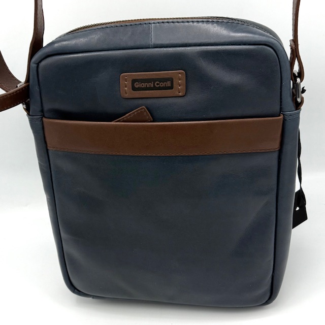 Unisex Crossbody Tas van Superzacht Rundleer &ndash; Italiaans Design voor Elke Dag

Deze stijlvolle crossbody tas is gemaakt van hoogwaardig, superzacht rundleer en combineert comfort met een tijdloos Italiaans design. Geschikt voor zowel hem als haar, en ontworpen voor dagelijks gebruik.

Kenmerken:

Materiaal: Luxe, soepel rundleer

Design: Unisex &ndash; perfect voor mannen &eacute;n vrouwen

Indeling:

Voorvak voor snelle toegang

Ruim hoofdvak

Ritsvak aan de achterzijde

Binnenin: &eacute;&eacute;n ritsvak en drie praktische steekvakken

Draaggemak: Verstelbare schouderriem voor optimaal comfort

Stijl: Minimalistisch en elegant Italiaans design

Of je nu onderweg bent naar werk of de stad in gaat, deze tas biedt de perfecte balans tussen stijl en functionaliteit.

Afmetingen:
Hoogte 28cm 
Breed 21cm
Diep 5cm