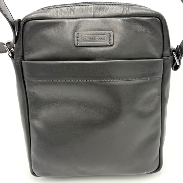 Unisex Crossbody Tas van Superzacht Rundleer – Italiaans Design voor Elke Dag

Deze stijlvolle crossbody tas is gemaakt van hoogwaardig, superzacht rundleer en combineert comfort met een tijdloos Italiaans design. Geschikt voor zowel hem als haar, en ontworpen voor dagelijks gebruik.

Kenmerken:

Materiaal: Luxe, soepel rundleer

Design: Unisex – perfect voor mannen én vrouwen

Indeling:

Voorvak voor snelle toegang

Ruim hoofdvak

Ritsvak aan de achterzijde

Binnenin: één ritsvak en drie praktische steekvakken

Draaggemak: Verstelbare schouderriem voor optimaal comfort

Stijl: Minimalistisch en elegant Italiaans design

Of je nu onderweg bent naar werk of de stad in gaat, deze tas biedt de perfecte balans tussen stijl en functionaliteit.

Afmetingen:
Hoogte 28cm 
Breed 21cm
Diep 5cm