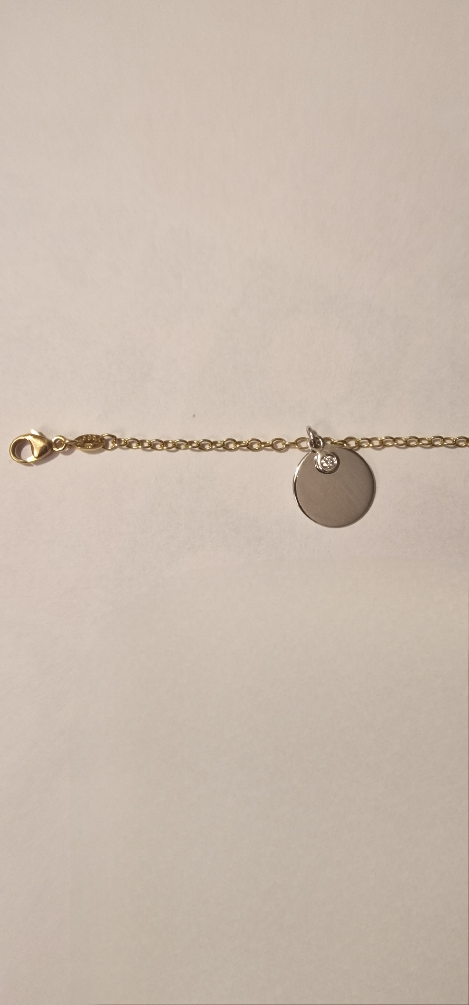 41510820119B 14k geelgoud anker schakel armband met witgouden ronde graveerbedel bezet met 1 diamant