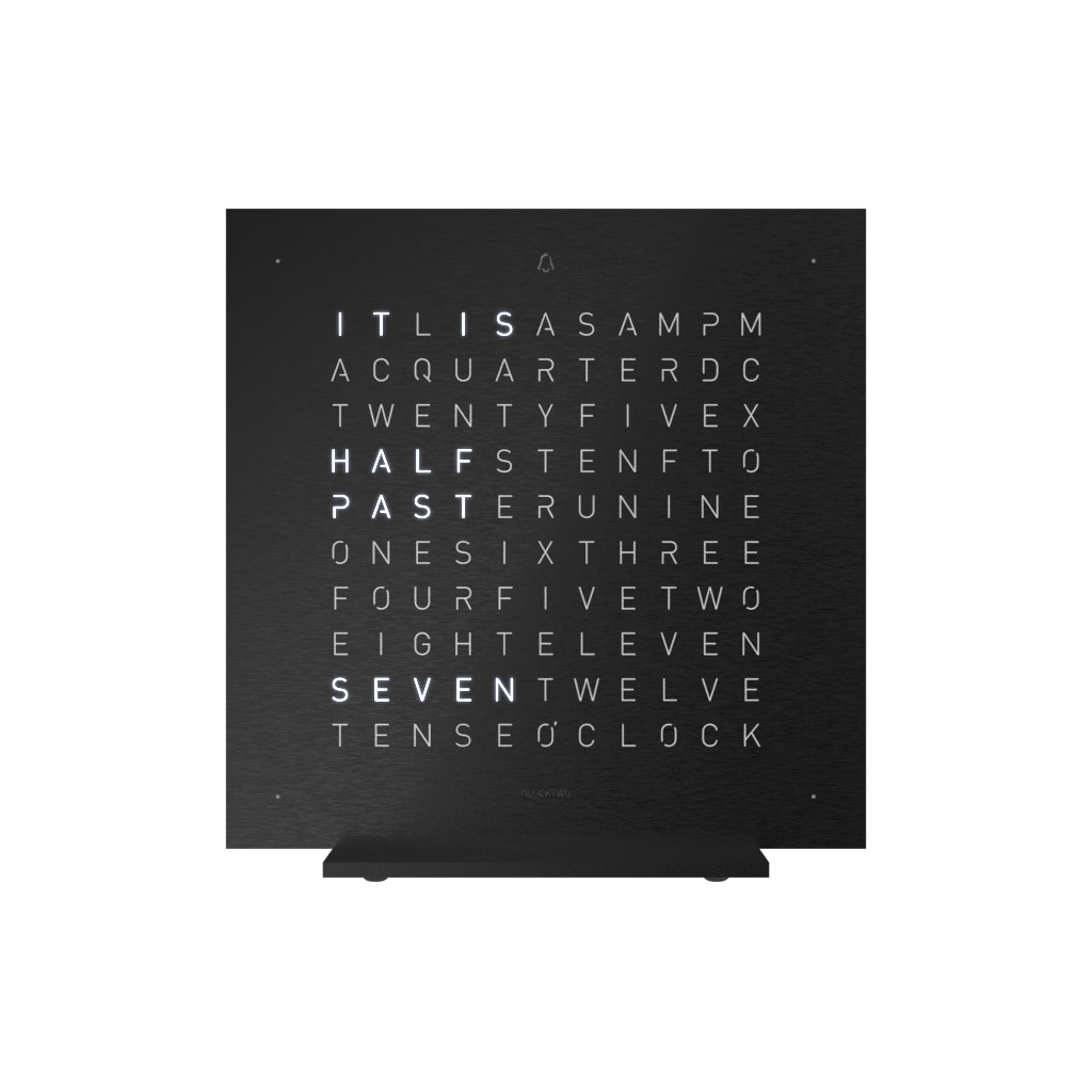 Met het principe van perfect vakmanschap en echte exclusiviteit richt de QLOCKTWO EARTH 13.5 METAL COLLECTION zich op de uitdrukking van je eigen persoonlijkheid.

De QLOCKTWO EARTH 13.5 DEEP BLACK bestaat uit een aluminium behuizing en voet, matzwart geanodiseerd, en een frontplaat van geborsteld roestvrij staal met een diepzwarte coating.