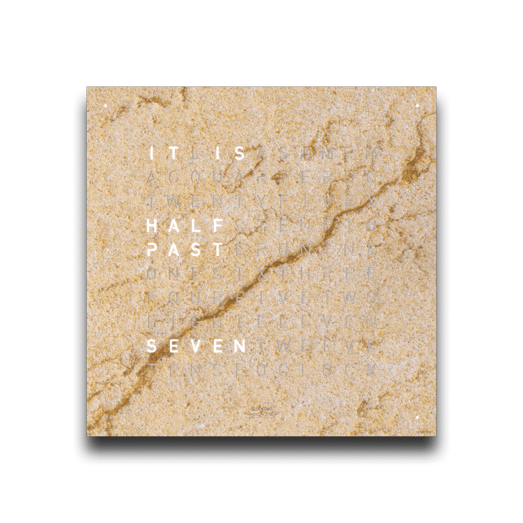 Een inspirerende schoonheid ontvouwt zich in de ogenschijnlijk eindeloze uitgestrektheid van de woestijn. De ongepolijste marmeren fronten van de EARTH 45 CREATOR'S EDITION DESERT, gewonnen uit natuursteen, betoveren met hun unieke reliëfoppervlak, dat door het fascinerende samenspel van zand, licht en schaduw een onmiskenbare esthetiek creëert.

Elk front wordt met de hand verfijnd, exclusief genummerd en afgewerkt met de handtekening van de kunstenaar.

De QLOCKTWO EARTH 45 wordt geleverd in de geselecteerde taal. Om de tijd in een andere taal weer te geven, is enkel een ander front nodig, dat als accessoire verkrijgbaar is.