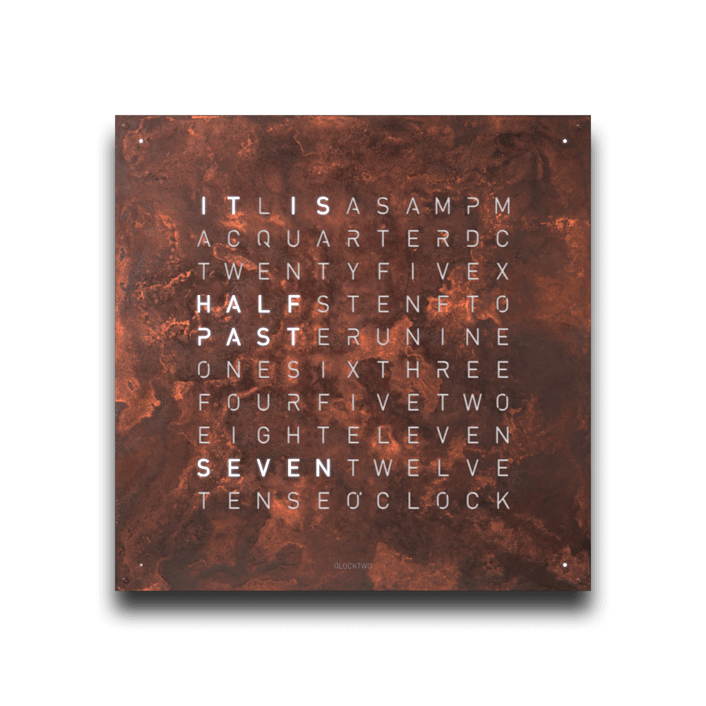 De QLOCKTWO CREATOR’S EDITION RUST met een indrukwekkend front van 90 x 90 cm is vervaardigd uit ruw staal dat met de hand wordt geroest via een complex procedé.

Onze ambachtslieden bepalen per stuk het moment waarop het oppervlak perfect is gevormd, met de mooiste schakeringen van rood en bruin – soms rustig, soms levendig, maar altijd uniek.

Elk van deze unieke exemplaren is individueel genummerd met een lasergravure.