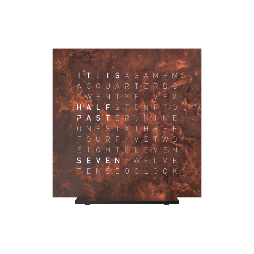 Het front van de QLOCKTWO EARTH 13.5 CREATOR’S EDITION RUST is vervaardigd uit ruw staal dat met de hand wordt geroest via een complex procedé.

Elk van deze unieke exemplaren is individueel genummerd – want elke EARTH 13.5 is uniek.

Naast het compacte formaat maakt ook de eenvoudige bediening de EARTH 13.5 tot een geliefd designobject. Een lichte aanraking van de behuizing volstaat om kernfuncties te bedienen, zoals de Night Touch-modus, het uitschakelen van het alarm en de sluimerfunctie.