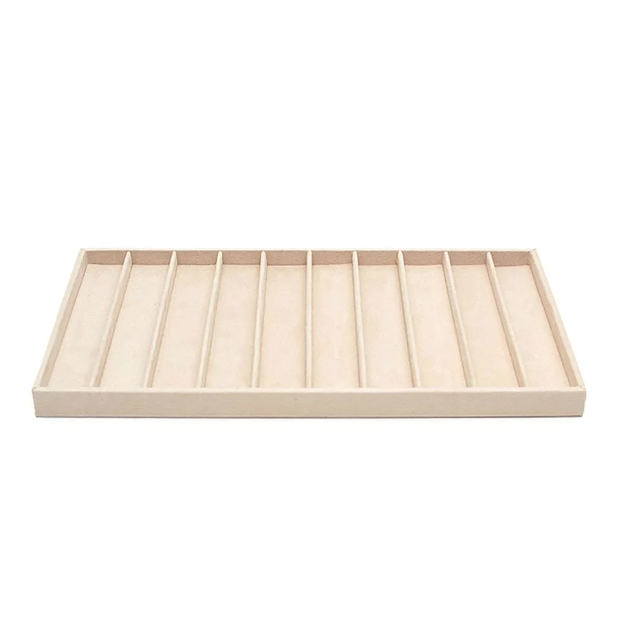 Organiseer en presenteer sieraden op elegante wijze met de Vault Tray Necklace Half Insert. Deze insert past perfect in alle stapelbare Vault Trays en is voorzien van een aanslagwerende LusterLoc™ voering.