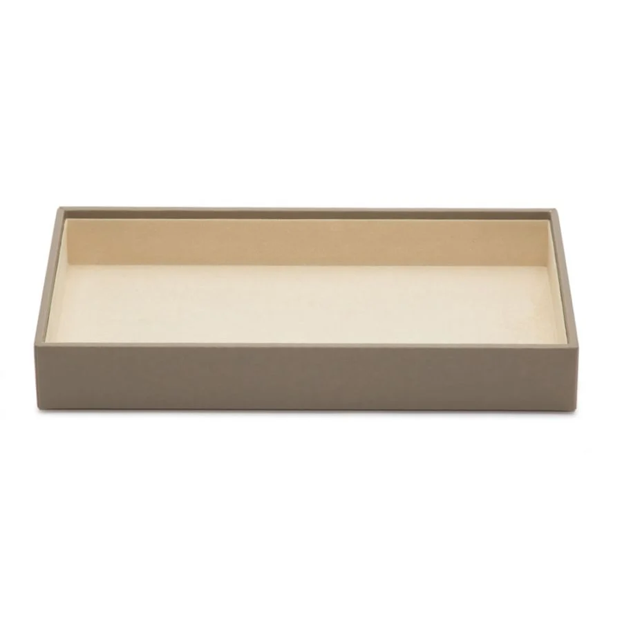 Personaliseer en organiseer je accessoires met de 5 cm diepe tray. Voeg eenvoudig extra trays toe naarmate je collectie groeit. Voorzien van een aanslagwerende LusterLoc™ voering en een gladde vegan leren buitenkant. Geen aanslag meer – tot wel 35 jaar lang!