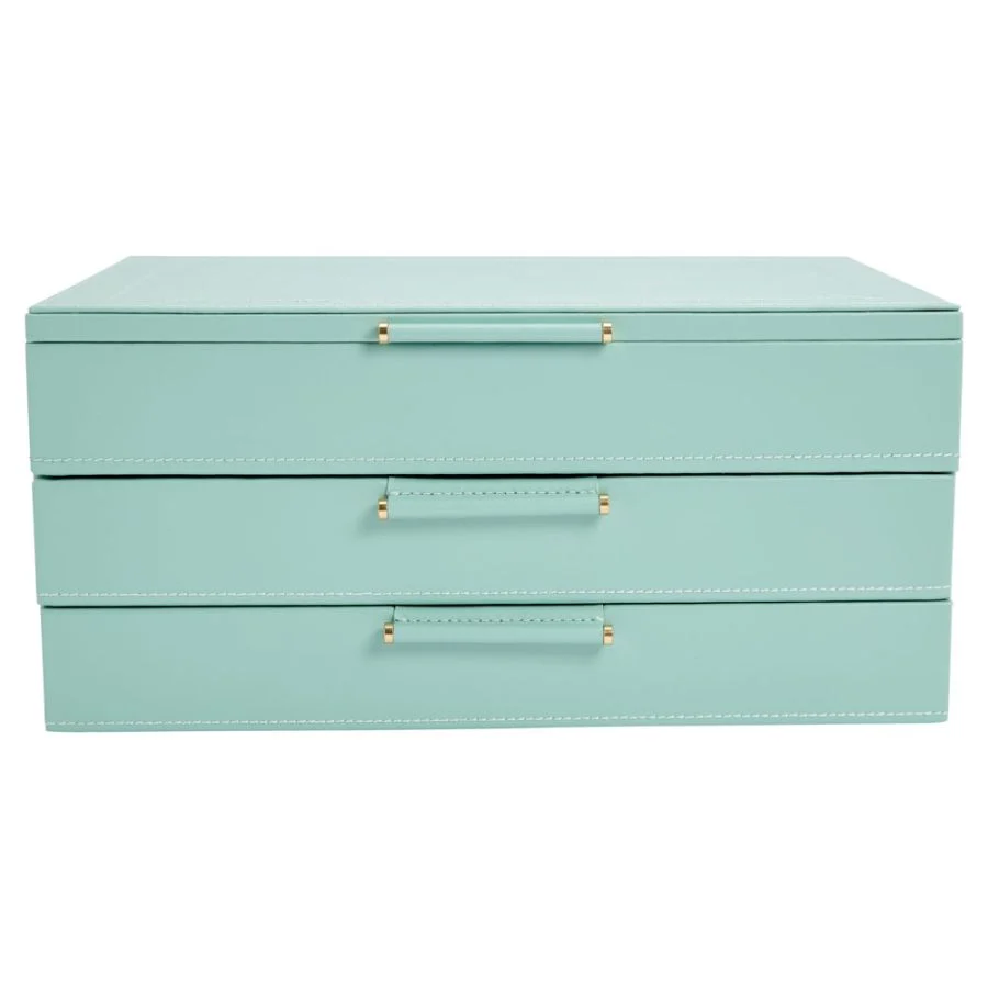 Klassiek en eigentijds komen samen in de Sophia Jewelry Box met lades – perfect om zelfs de meest diverse collecties netjes geordend te bewaren. Voorzien van aanslagwerende LusterLoc™ voering.