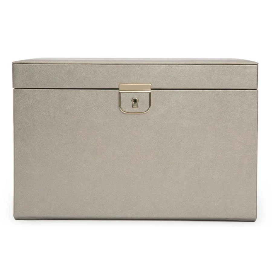 Gemaakt van hoogwaardig top grain leer en voorzien van stijlvolle, verzonken goudkleurige sloten – deze luxueuze sieradendoos presenteert en organiseert je sieraden met elegantie en klasse.