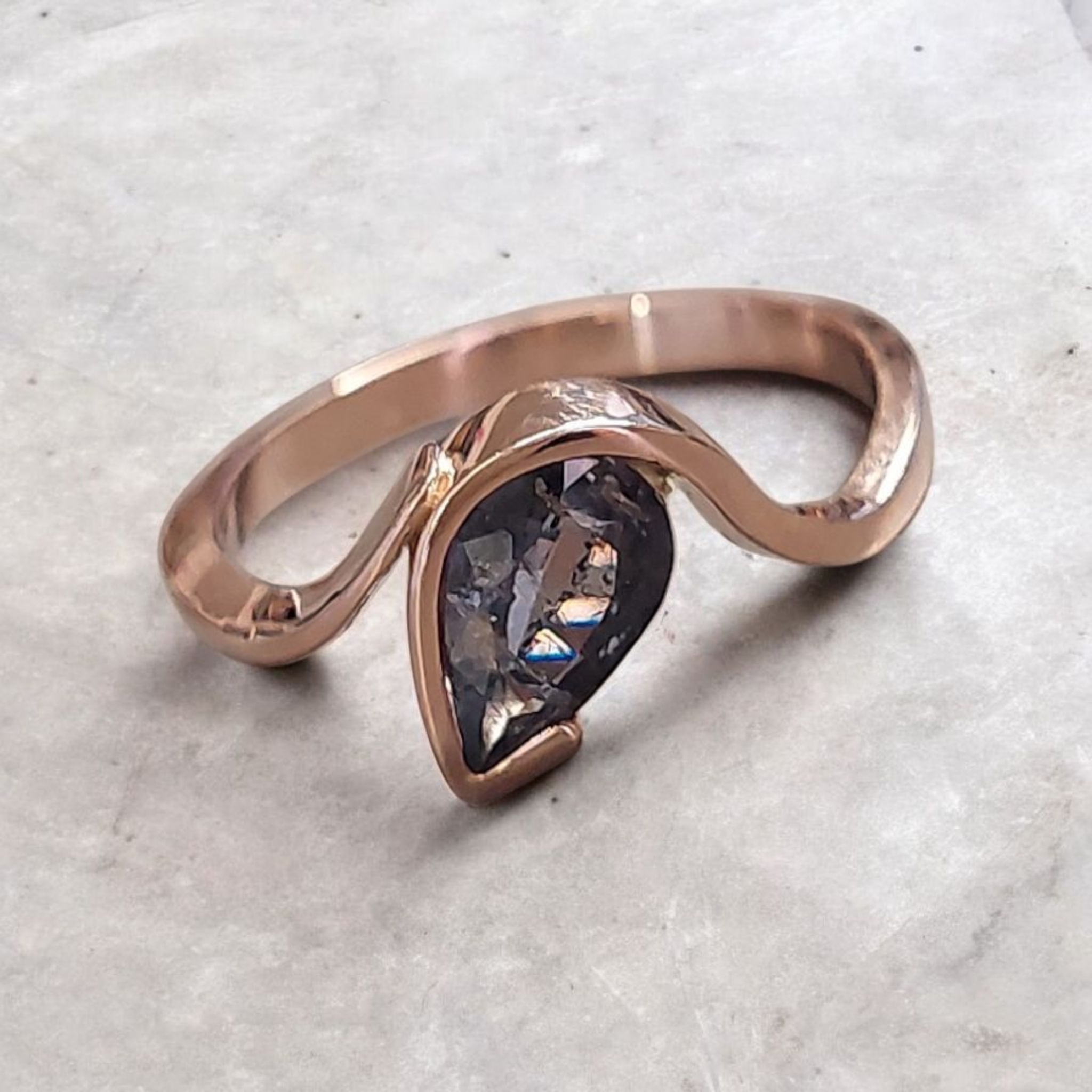 14kt roodgouden ring met saffier 1.31ct deze steen bevat kleine insluitsels aan de oppervlakte