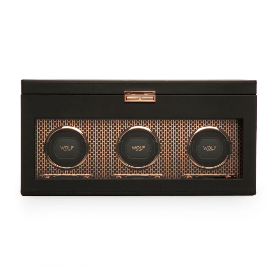 De Axis-collectie straalt een moderne, gedurfde stijl uit voor het veilig bewaren van je horloges. Ervaar onze gepatenteerde Turns Per Day-technologie en laat je horloges draaien in de Axis Triple Watch Winder met opbergruimte.
