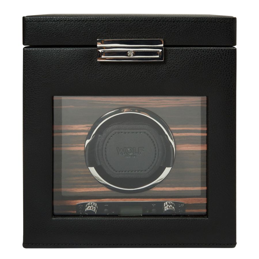 Met uiterste precisie draait de Roadster je horloge naar het exact juiste aantal rotaties. Het gepolijste ebony macassar-hout vormt de perfecte achtergrond voor je kostbare tijdstuk. Geef je horloge de rit die het verdient met de Roadster Single Watch Winder met opbergruimte.