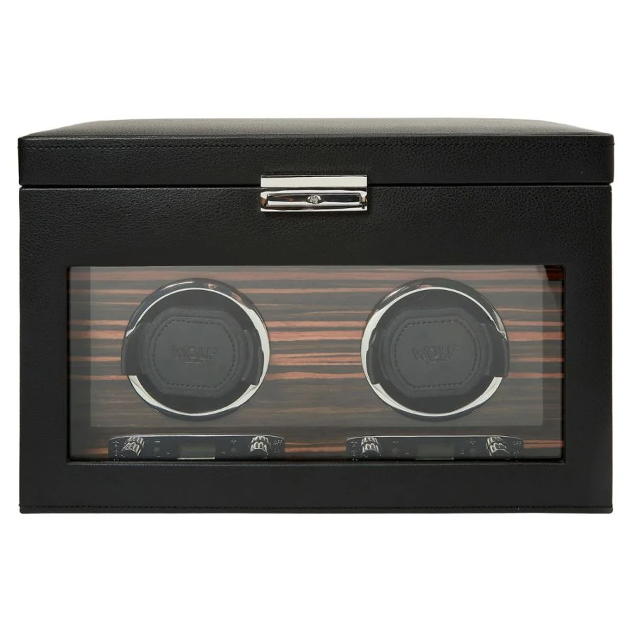 Met uiterste precisie draait de Roadster je horloges naar het exact juiste aantal rotaties. Het gepolijste ebony macassar-hout vormt de perfecte achtergrond voor je waardevolle tijdstukken. Geef je horloges een stijlvolle rit met de Roadster Double Watch Winder met opbergruimte.
