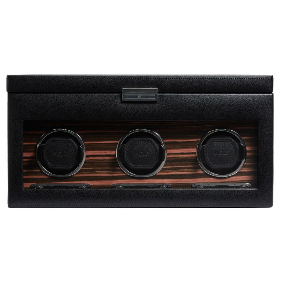 De Roadster draait je horloges met uiterste precisie naar het exacte aantal rotaties. Het gepolijste ebony macassar-hout vormt een elegante en luxueuze achtergrond voor je kostbare tijdstukken. Geef je horloges een stijlvolle rit met de Roadster Triple Watch Winder met opbergruimte.