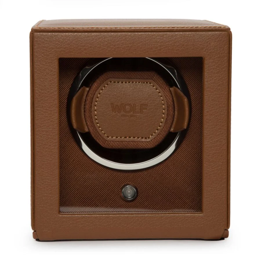 Jong, slim en ongecompliceerd – onze Cubs zorgen moeiteloos voor je horloge. Zes perfect geproportioneerde zijden omhullen je tijdstuk veilig en met precisie.