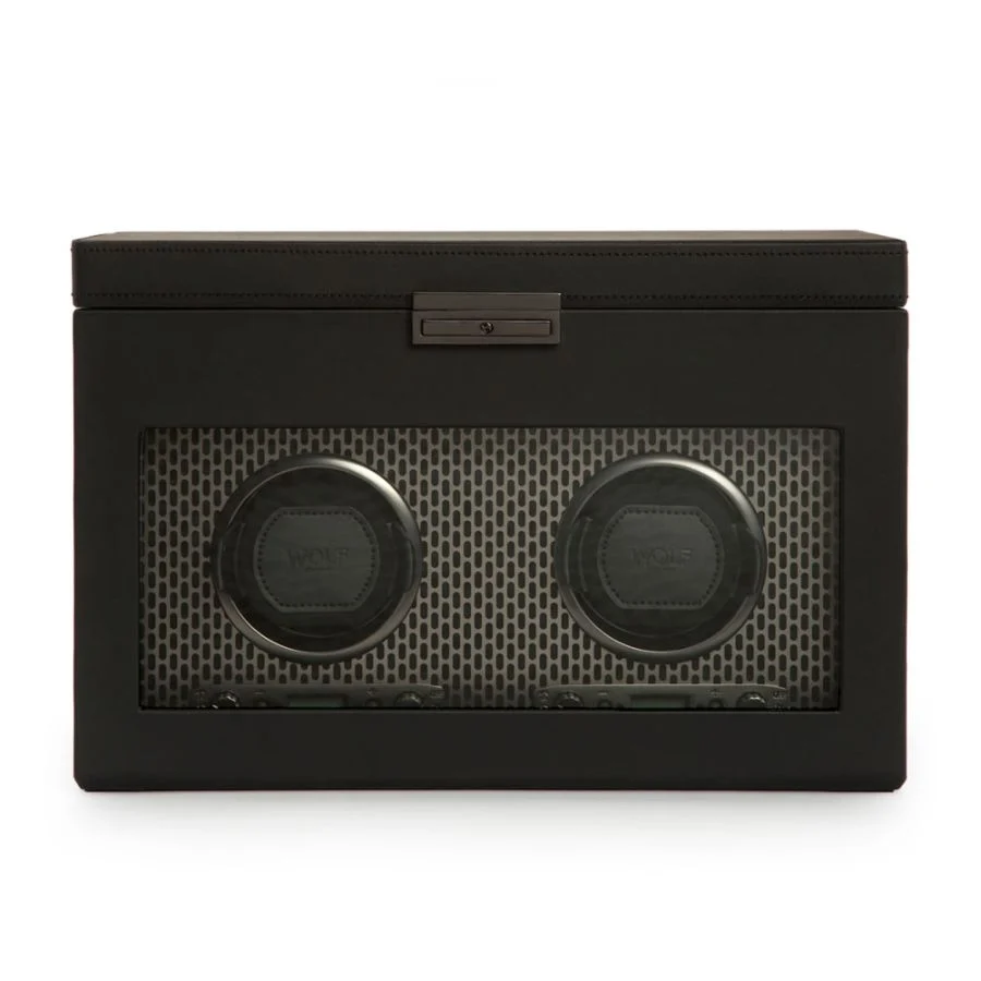 De Axis-collectie brengt een moderne, krachtige uitstraling voor het veilig opbergen van je horloges. Ervaar onze gepatenteerde Turns Per Day-technologie en geef je tijdstukken een stijlvolle draai met de Axis Double Watch Winder met opbergruimte.