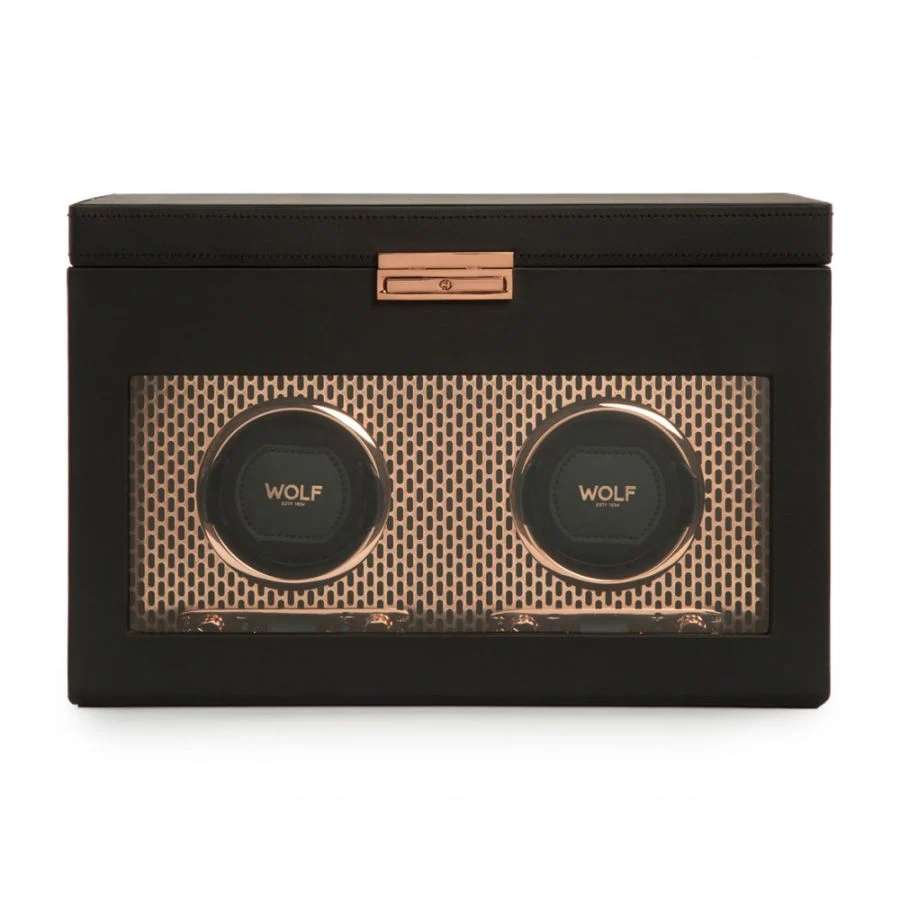 De Axis-collectie brengt een moderne, krachtige uitstraling voor het veilig opbergen van je horloges. Ervaar onze gepatenteerde Turns Per Day-technologie en geef je tijdstukken een stijlvolle draai met de Axis Double Watch Winder met opbergruimte.