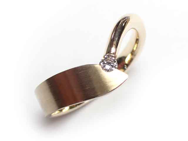 Vive

14krt geelgouden ring met 0.06crt diamant
