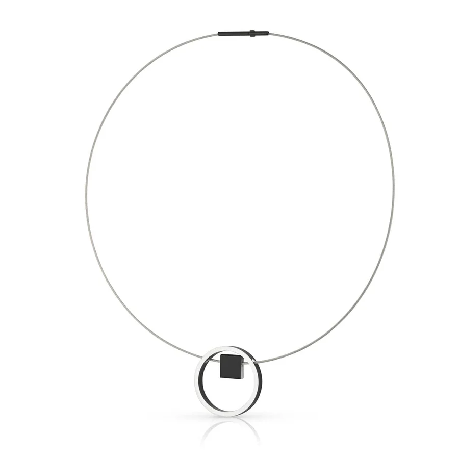 De CLIC collier Evy C277Z is een stijlvol collier. Het is een edelstaal collier met handige clipsluiting en aluminium hanger met zwart