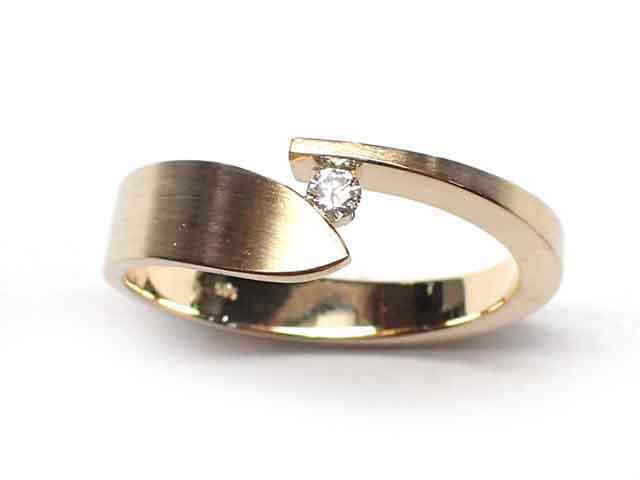Leaf

Car J038W6 14krt bicolor ring met 0.07crt diamant