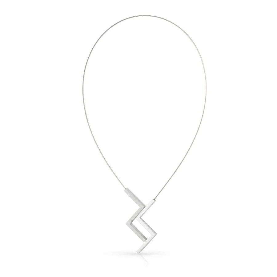 Collier van twee zigzagvormen die samen een lange vorm maken met daartussen de magnetische sluiting onzichtbaar verstopt. Het collier opent door de zigzag-delen van elkaar te nemen. Dit collier is uitgevoerd in een mat deel en een glanzend deel. Dit collier kun je combineren met andere items uit onze collectie zoals de kleine, vierkante oorknopjes O37 en de ring R6. Tijdloos en basic in de vormgeving.