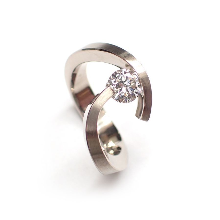 Embrace

14krt geelgouden ring met 0.23crt diamant.
