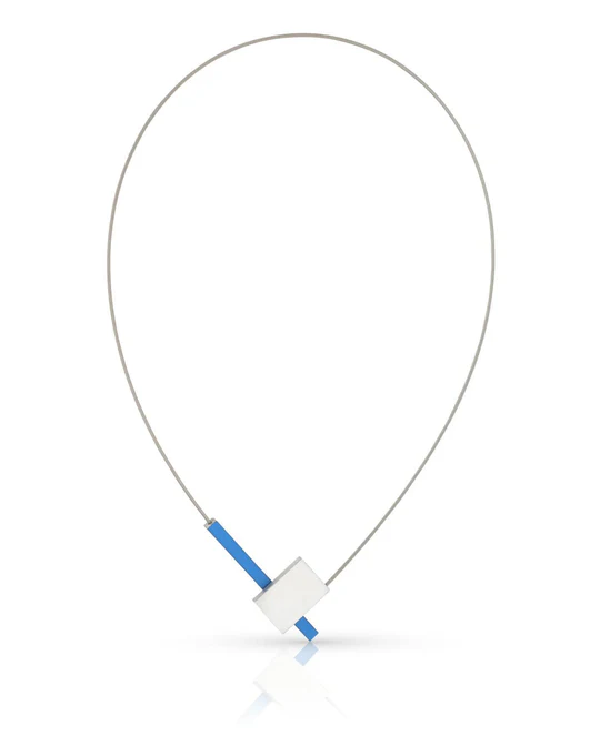 Collier in V-vorm met een aluminium rechthoek, staafje erop en een magneetsluiting daartussen. Deze ketting is verkrijgbaar in verschillende kleuren. De magnetische sluiting zit tussen het staafje en het rechthoekje verborgen in het ornament en heeft een soepel dragende edelstalen collier draad. Dit eenvoudige basis collier kun je altijd combineren met andere items uit onze collectie zoals de kleine kubus oorknopjes O28 en de ring R4. Tijdloos en basic in de vormgeving.