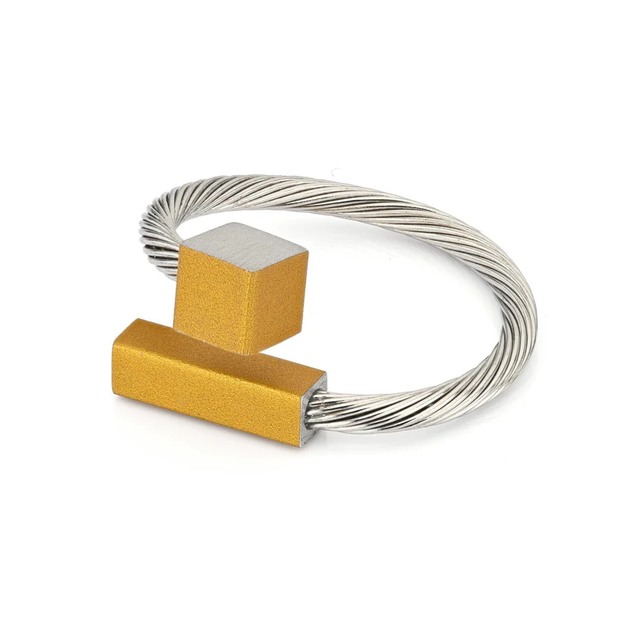 Deze ring met een gekleurd kubusje en een staafje is veranderbaar in elke gewenste maat ‘One size fits most’! Je kunt deze chirurgisch edelstalen ring om elke vinger dragen omdat deze aan de voorkant open is en je hem in je maat kunt buigen. En bovendien kun je de ring combineren met vele items uit onze collectie. 

Gemakkelijk: One size fits most! 
Handgemaakt in Nederland
Gewoon verbuigen