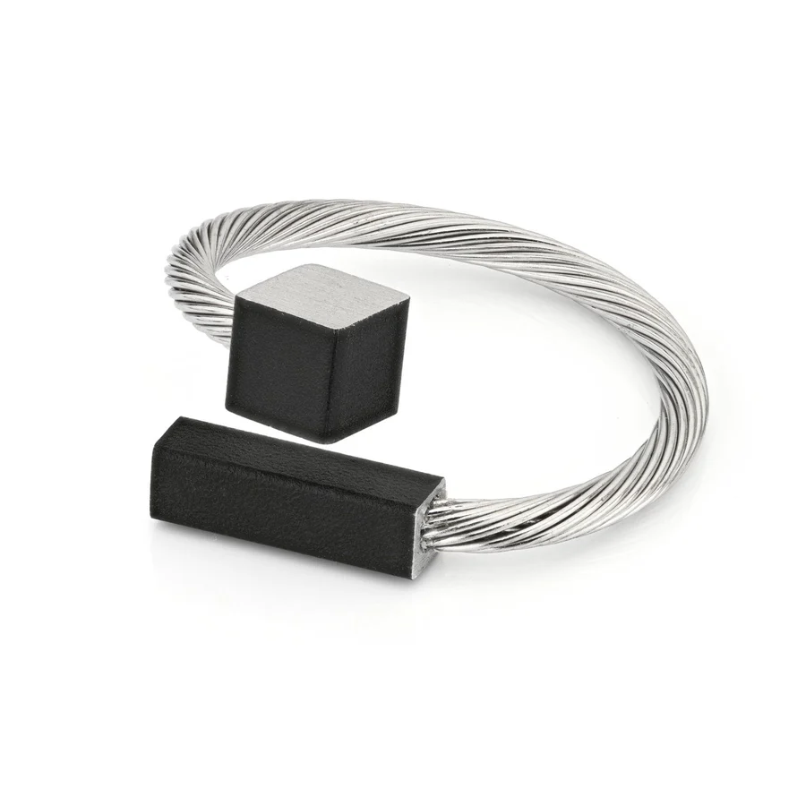 Deze ring met een gekleurd kubusje en een staafje is veranderbaar in elke gewenste maat ‘One size fits most’! Je kunt deze chirurgisch edelstalen ring om elke vinger dragen omdat deze aan de voorkant open is en je hem in je maat kunt buigen. En bovendien kun je de ring combineren met vele items uit onze collectie. 

Gemakkelijk: One size fits most! 
Handgemaakt in Nederland
Gewoon verbuigen