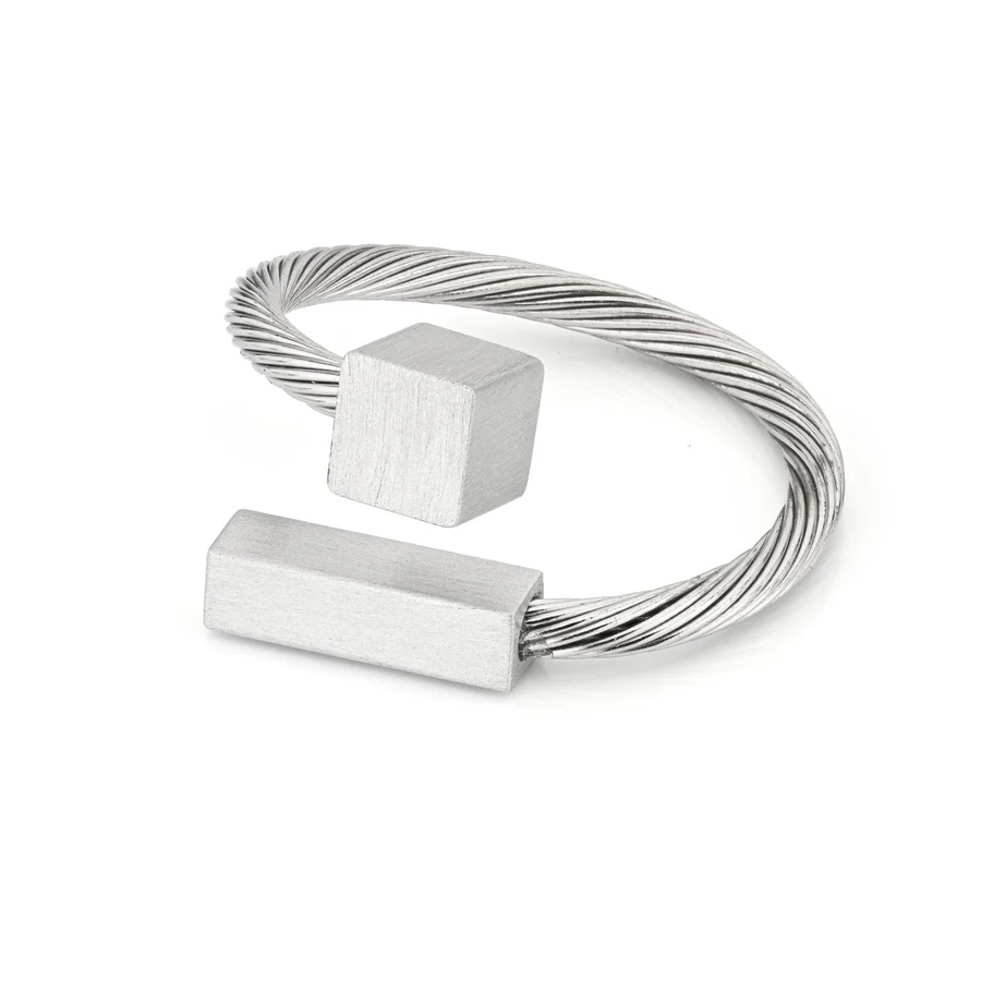 Deze ring met een gekleurd kubusje en een staafje is veranderbaar in elke gewenste maat ‘One size fits most’! Je kunt deze chirurgisch edelstalen ring om elke vinger dragen omdat deze aan de voorkant open is en je hem in je maat kunt buigen. En bovendien kun je de ring combineren met vele items uit onze collectie. 

Gemakkelijk: One size fits most! 
Handgemaakt in Nederland
Gewoon verbuigen