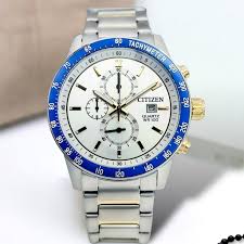 De AN3686-53A is een stijlvolle polshorloge, ideaal voor dagelijks gebruik. Draag het om uw linker- of rechterpols, afhankelijk van uw comfort. Het horloge combineert functionaliteit met elegantie, waardoor het een perfecte aanvulling is voor zowel formele als informele gelegenheden. Voeg een vleugje verfijning toe aan uw outfit met dit veelzijdige accessoire.