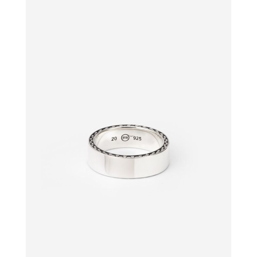 De George Gladde Ring in gerecycled zilver heeft een subtiele George structuur aan de zijkant. Met de mogelijkheid tot graveren, kun je jouw eigen persoonlijke verhaal vertellen met dit sieraad. Deze ring is groter dan de George Mini en Small Smooth. Ideaal te combineren met andere George sieraden uit de collectie. Geschikt voor iedereen en passend bij elke stijl. Ontworpen in Amsterdam en duurzaam geproduceerd in Zuidoost-Azië. Ben jij klaar om een nieuw hoofdstuk te beginnen met deze ring?

Collectie	George
Lengte	21.5 mm
Breedte	7 mm
Materiaal	Gerecycled 925 sterling zilver
Geslacht	Unisex