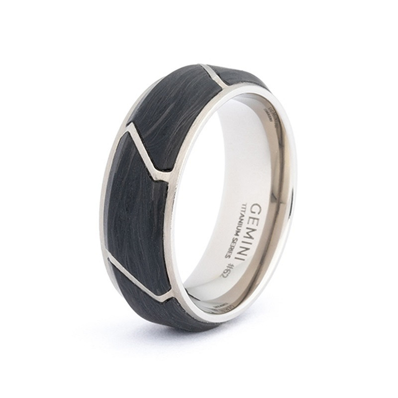 De Carus Silver ring is volledig gemaakt van titanium en gesmeed koolstof. Deze ring is het toppunt van onze ringcollectie vanwege het vakmanschap dat nodig is om deze ring op deze manier af te werken. De diagonale lijnen van het titanium kruisen de koolstofvezelstructuren en alles komt samen tot één prachtig geheel.

Waarom hebben we voor titanium en koolstofvezel gekozen?
- Het is vederlicht
- Het is supersterk
- Het zijn exclusieve materialen die ook worden gebruikt in raceauto's, motorboten en ruimtevaart

De ring heeft een comfortabele pasvorm aan de binnenkant en is zeer comfortabel om te dragen. Door de lichtgewicht materialen draag je deze ring zonder problemen dag in dag uit. Deze ring is verkrijgbaar in EU-maten 54 t/m 72.

De modelnaam 'Carus' is afgeleid van het Latijn en betekent letterlijk 'iets waardevols'. En dit is echt zo: deze ring is een waardevol sieraad vanwege de uren die nodig zijn om de ring met zijn titanium- en koolstofvezelstructuren in dit naadloze ontwerp af te werken.